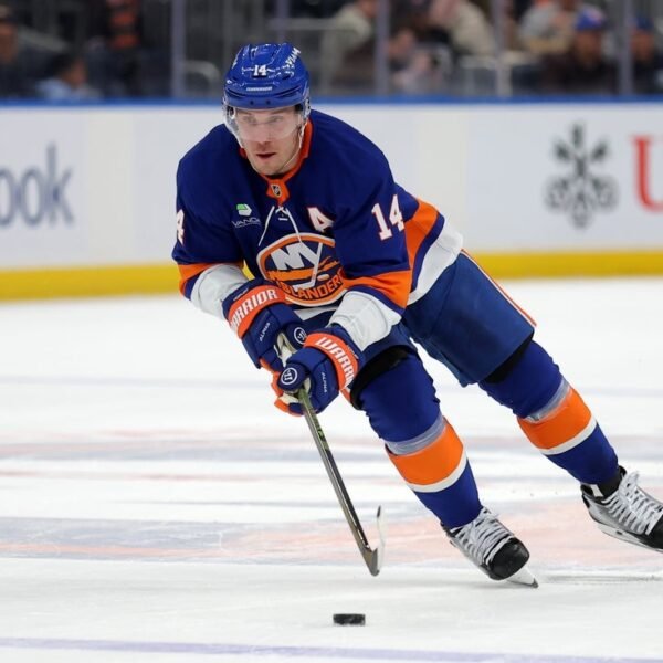 Amid tight East playoff race, Isles face rebuilding Blackhawks