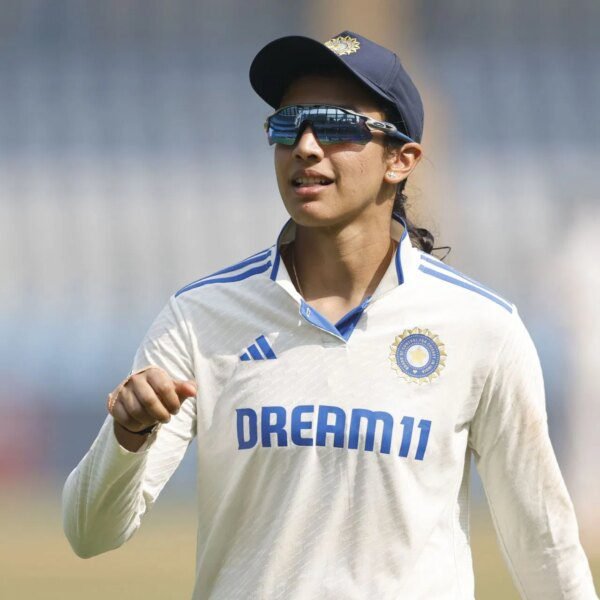 Smriti Mandhana pulls off a stunner to dismiss Tahlia McGrath in IND-W&hellip;