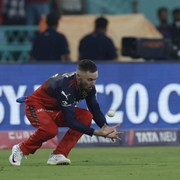 Phil Salt takes a one-handed gorgeous catch to finish Ishan Kishan’s carnage…