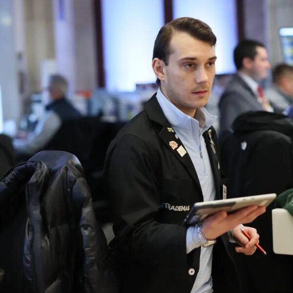 Wall Street bonuses hit an all-time report in 2025 — however the…