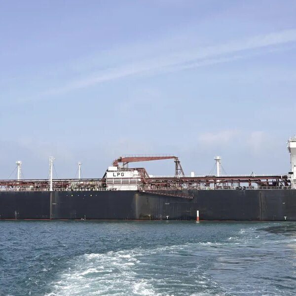 U.S. permits sale of stranded Iran oil to cap fuel-price rises