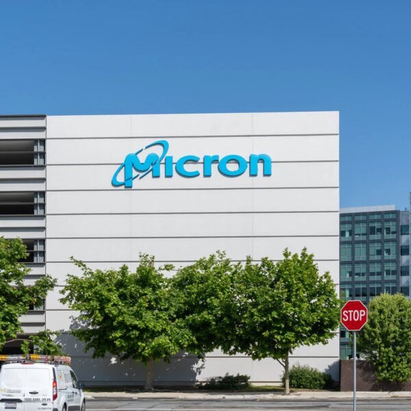Micron Bulls Are About To Meet Samsung's HBM4 Memory Chip (Rating Downgrade)
