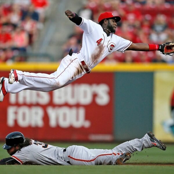 Brandon Phillips to signal 1-day contract, retire with Reds