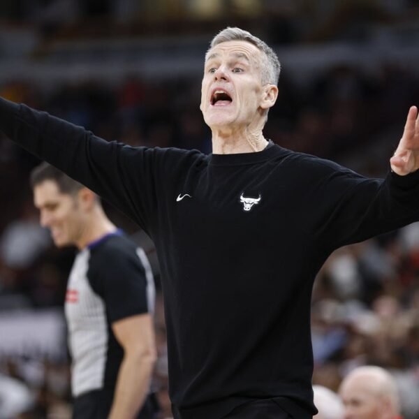 Deadspin | Bulls prez sees Billy Donovan as integral to future –