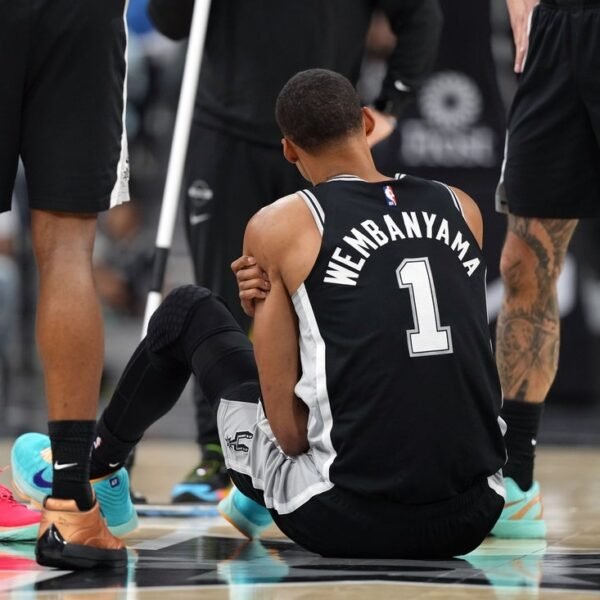 Victor Wembanyama (rib) exits Spurs’ win; prognosis unknown