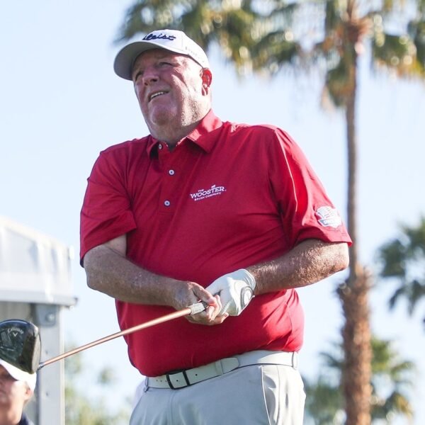 Masters ejects Mark Calcavecchia for utilizing telephone