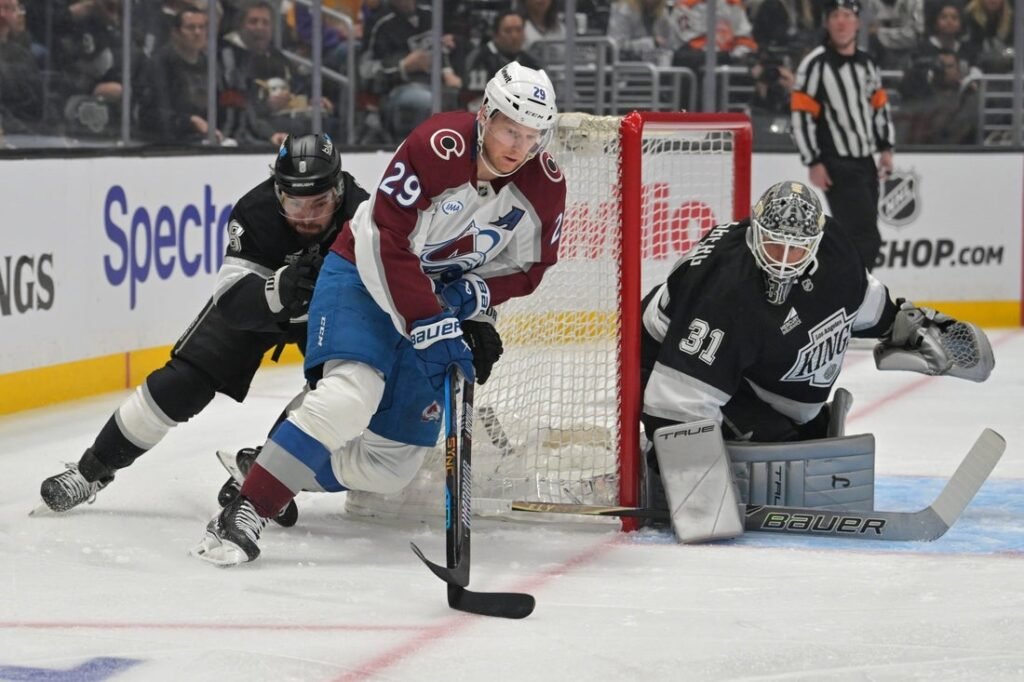 Avalanche down Kings, shut in on collection sweep