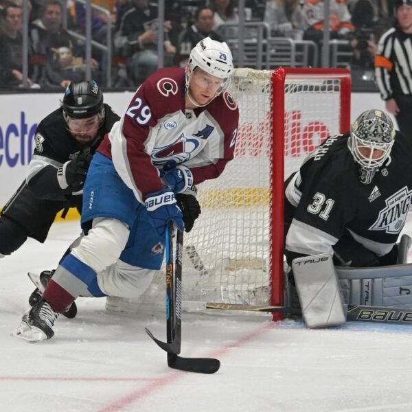 Avalanche down Kings, shut in on collection sweep