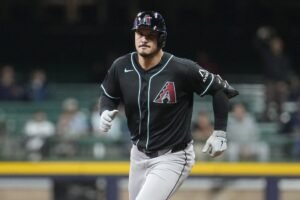 Diamondbacks dig out of small gap, overpower Brewers