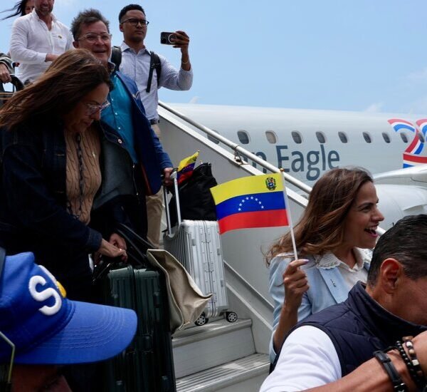 After Seven Years, First U.S. Direct Flight Lands in Caracas