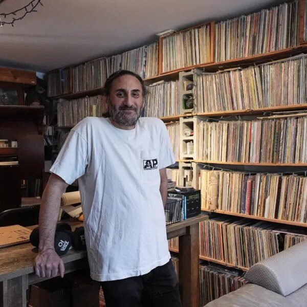 One fan secretly recorded 10,000 live shows over 40 years. Volunteers are…