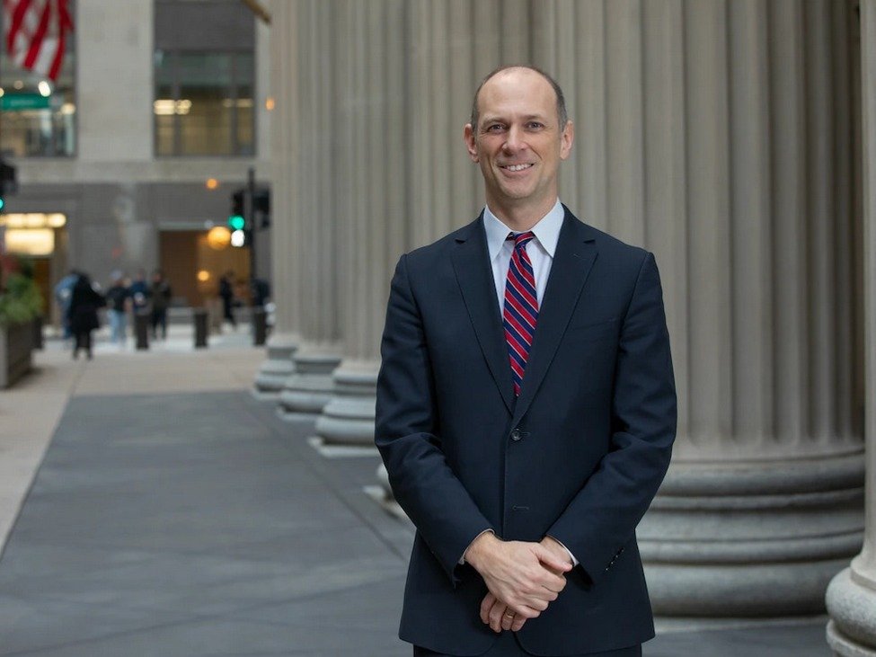 Fed’s Goolsbee: Oil futures present this can be a short-run drawback (why he is unsuitable)