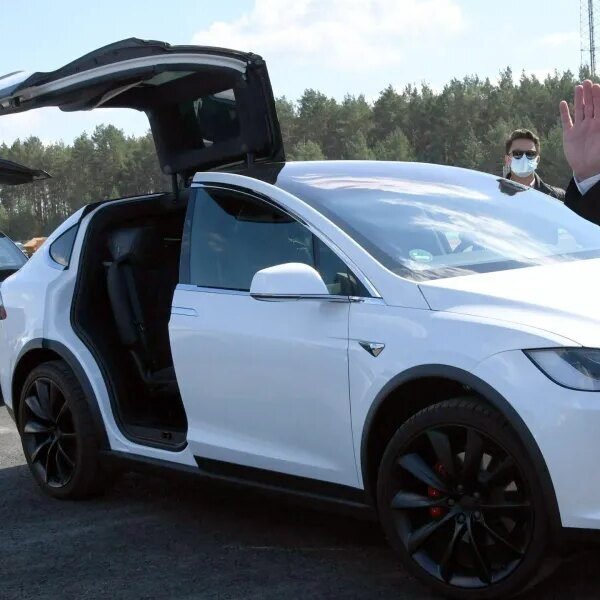 A J.P. Morgan analyst sees 60% draw back to Tesla inventory—and he…