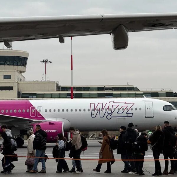 Italy units jet gas limits at some airports on provide hole