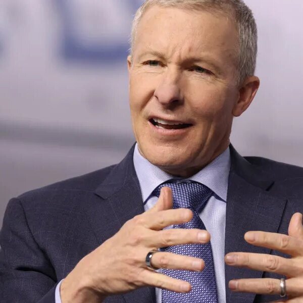 United Airlines CEO Scott Kirby lies on his workplace ground and takes&hellip;