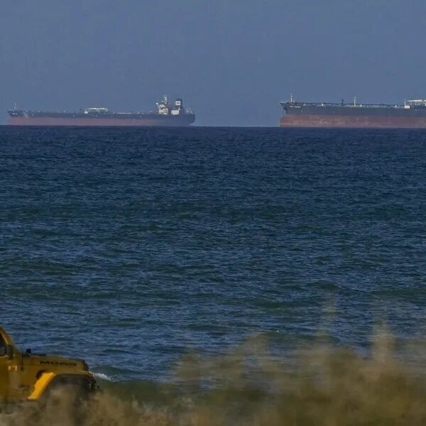 U.S. Navy ships transit Hormuz forward of mine-clearing mission