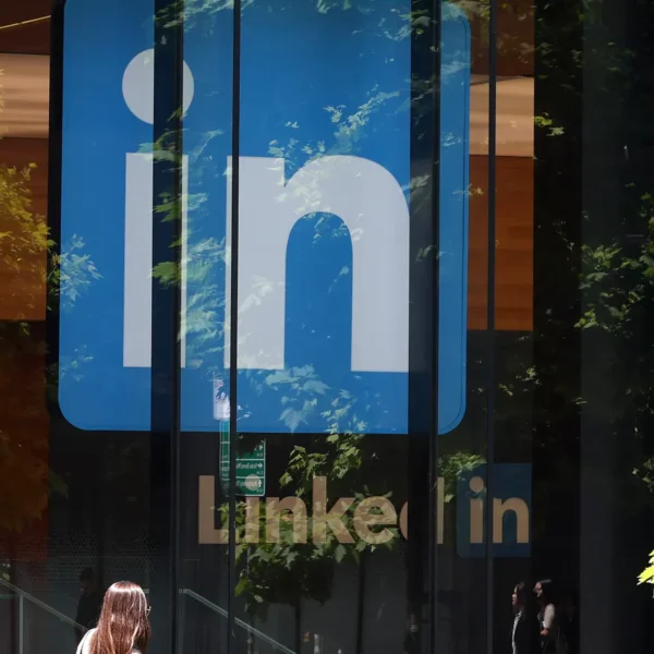 LinkedIn CEO transitions to new function centered on AI improvement