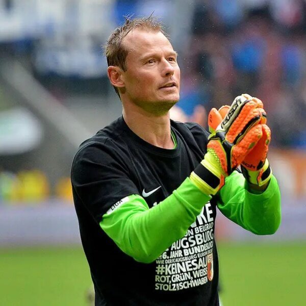 Former Arsenal goalkeeper Alex Manninger, 48, killed in railroad crossing crash