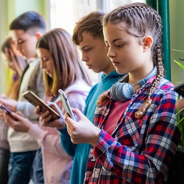 LAUSD votes 6-0 to restrict pupil display screen time with new classroom&hellip;