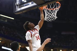 “Won’t even start,” “Not a smart decision”: College hoops followers react as Adrian Wooley returns to Pat Kelsey’s Louisville for an additional season