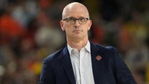 UConn coach Dan Hurley booed by crowd throughout CBS sideline interview