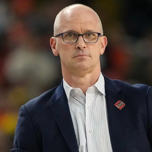 UConn coach Dan Hurley booed by crowd throughout CBS sideline interview