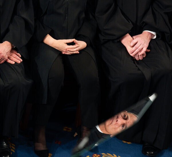 Opinion | John Roberts Believes in an America That Doesn’t Exist