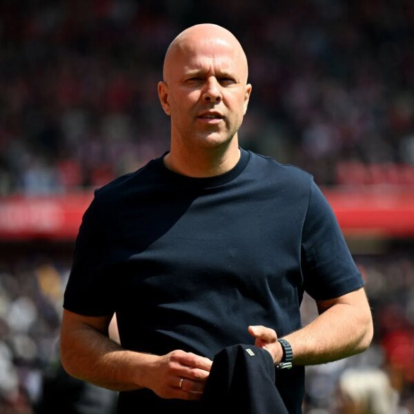 Just moments after being sacked by Liverpool, Arne Slot enters talks to…