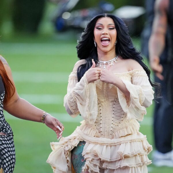 “She has no standards”: NFL followers rip Cardi B for posing with…