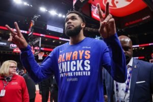 NBA roundup: Knicks advance with 51-point rout; Wolves transfer on, too