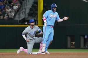 Jacob deGrom strikes out 10 to guide Rangers over Cubs