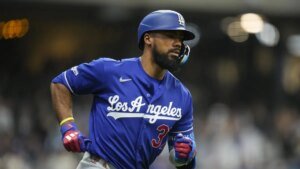 Reports: Dodgers to place Teoscar Hernandez on IL, recall Ryan Ward