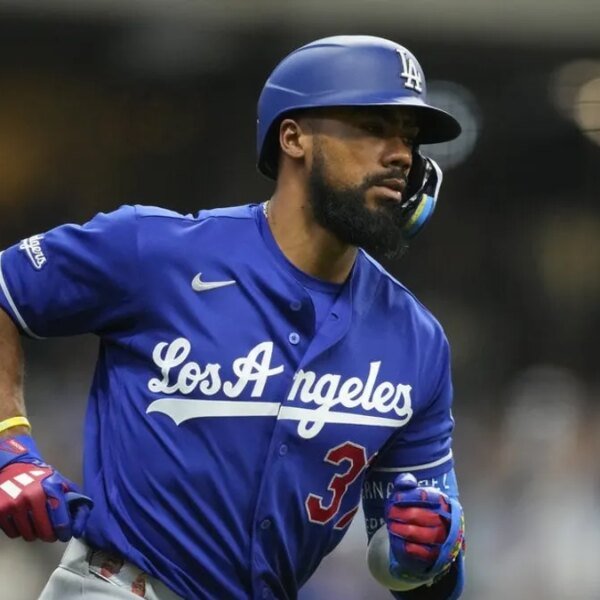 Reports: Dodgers to place Teoscar Hernandez on IL, recall Ryan Ward
