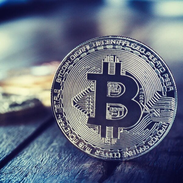 Bitcoin Gets Stuck Between Two Giants As Price Fumbles, Which Will Prevail?