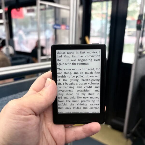 This tiny, magnetic e-reader might cease you from doomscrolling