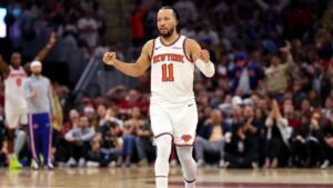 Taylor Swift, Travis Kelce sit courtside as Knicks take 3-0 collection lead