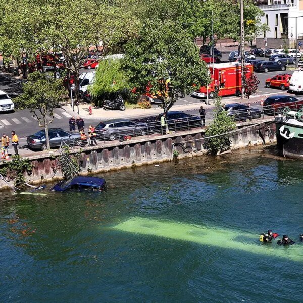 Trainee driver sends bus into River Seine close to Paris: reviews