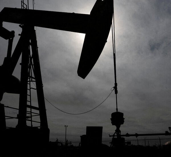Oil Falls, Stocks Rise as Trump Signals Iran Peace Deal Takes Shape
