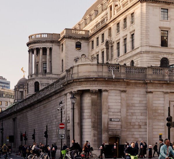 Inflation Will Linger Despite U.S.-Iran Deal, British Officials Warn