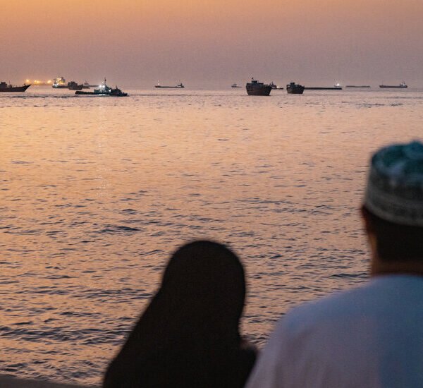 Oil Prices Hover Around Prewar Levels as Gulf Shipping Advances