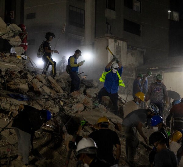 In Venezuela, a Community Comes Together to Search for Earthquake Survivors