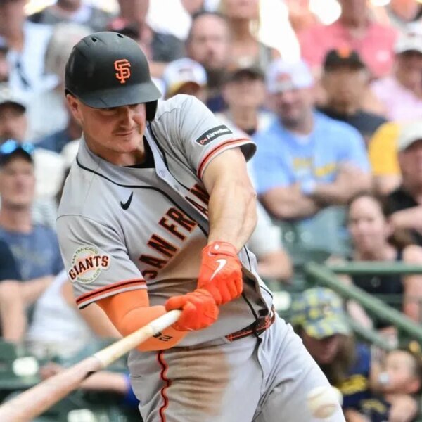 Giants rack up 20 hits, stave off Brewers 12-9