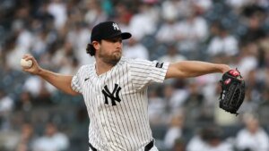 Struggling Yankees look to finish Red Sox bid for third straight house win