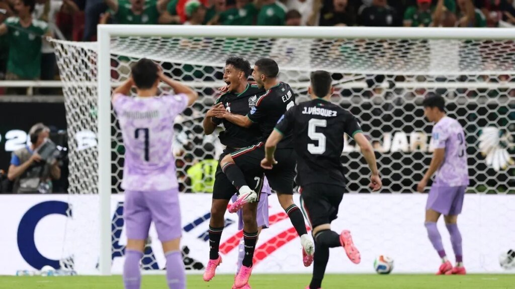 Goalie error leads Mexico previous South Korea, seals first place in Group A
