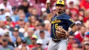 Andrew Vaughn, Brewers construct lead, dangle on in opposition to Reds