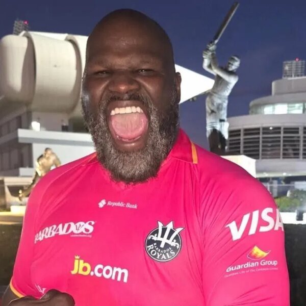 18+ PHOTO! Mark Henry tells WWE couple to “get a room”