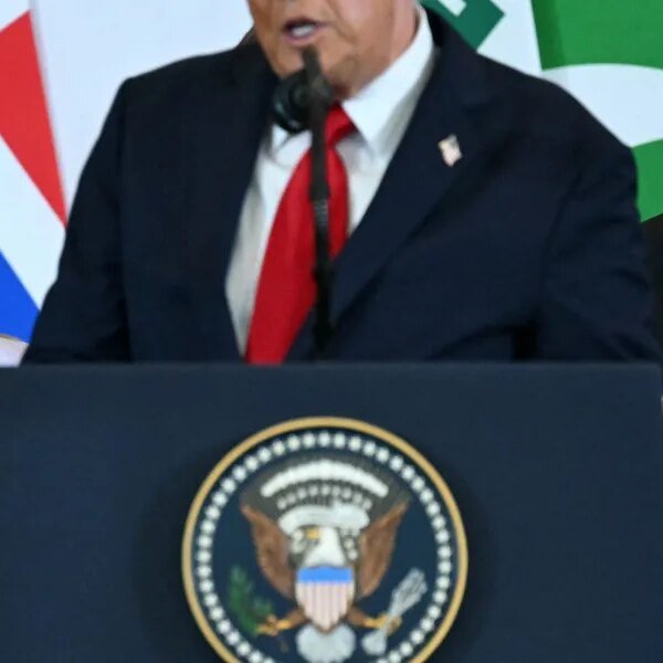 Meloni stop smoking; Trump is presented a motorcycle; Macron loses his watch:&hellip;