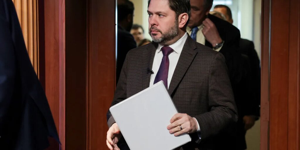 Arizona senator warns ‘ghost jobs’ are distorting labor information, urges probe from Trump administration