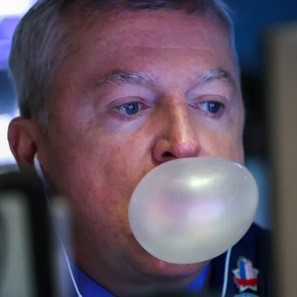 Top analyst fears bubble popping with buyers and Wall Street out over…