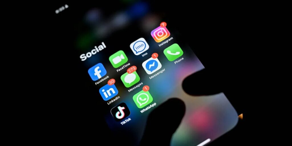 Pew: Half of U.S. adults underneath 50 get well being info from influencers as a substitute of docs